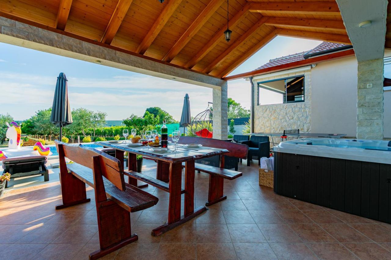 Villa Lorema-Pet Friendly On 5000 Sqm Garden,Pool, Jacuzzi, Billiard&Ps5 Sveti Filip i Jakov Exterior photo