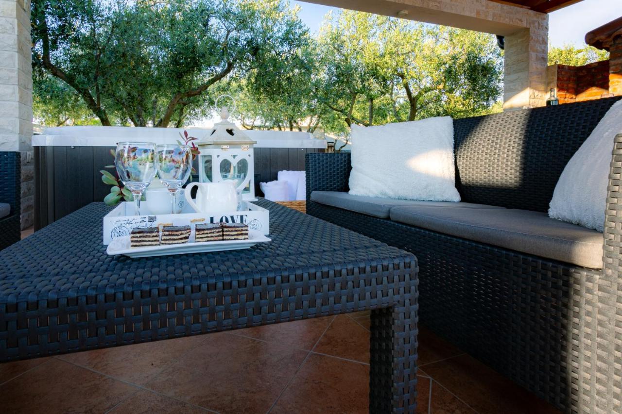 Villa Lorema-Pet Friendly On 5000 Sqm Garden,Pool, Jacuzzi, Billiard&Ps5 Sveti Filip i Jakov Exterior photo