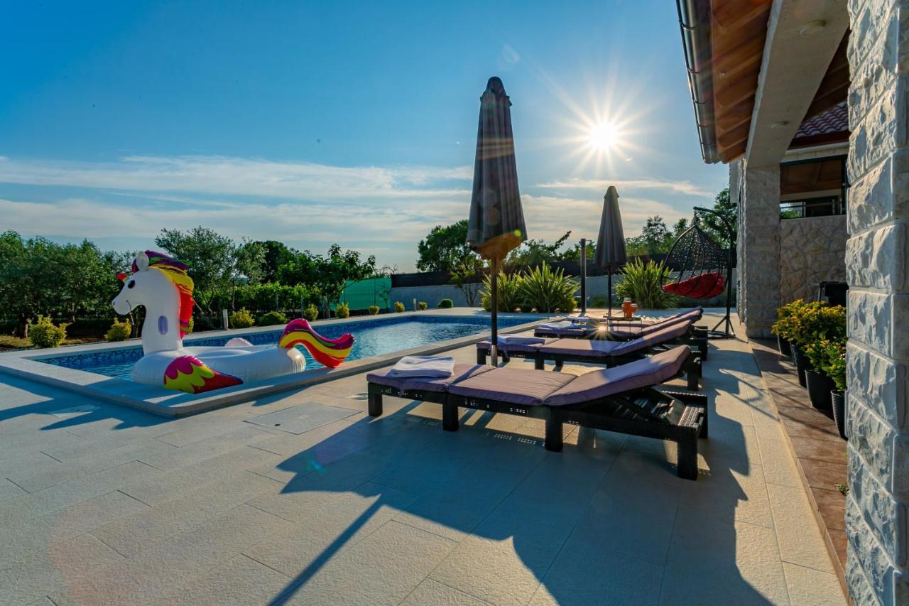 Villa Lorema-Pet Friendly On 5000 Sqm Garden,Pool, Jacuzzi, Billiard&Ps5 Sveti Filip i Jakov Exterior photo