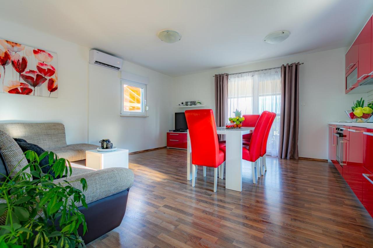 Villa Lorema-Pet Friendly On 5000 Sqm Garden,Pool, Jacuzzi, Billiard&Ps5 Sveti Filip i Jakov Exterior photo