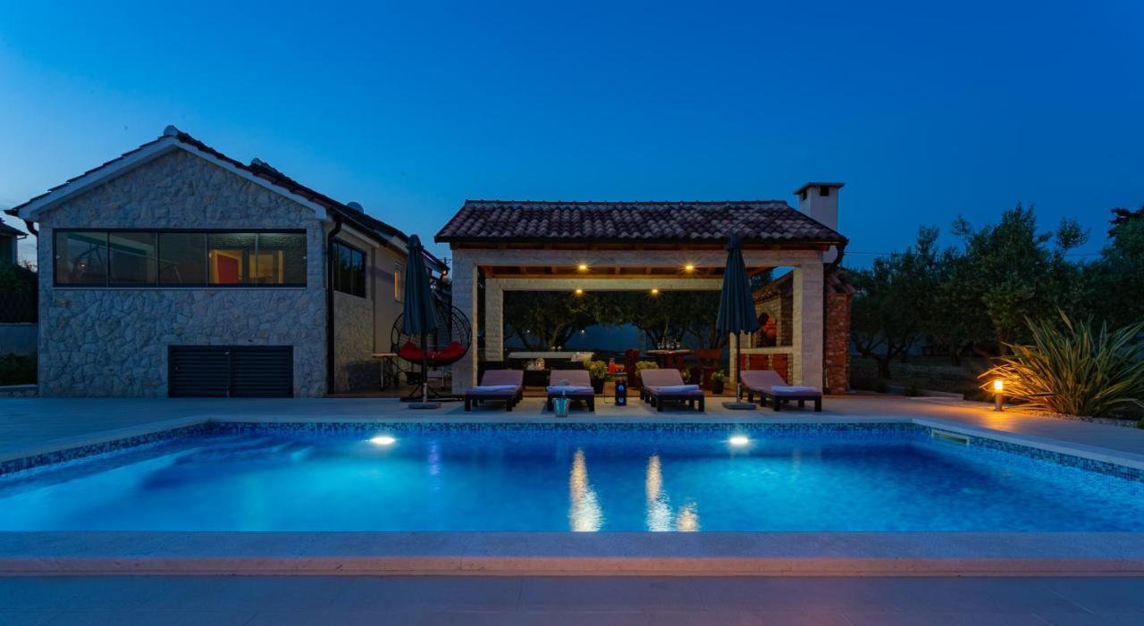 Villa Lorema-Pet Friendly On 5000 Sqm Garden,Pool, Jacuzzi, Billiard&Ps5 Sveti Filip i Jakov Exterior photo