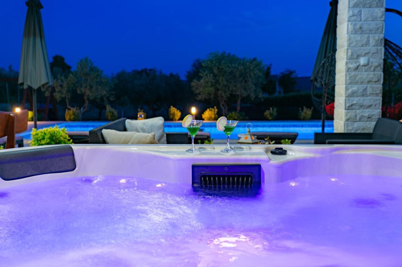 Villa Lorema-Pet Friendly On 5000 Sqm Garden,Pool, Jacuzzi, Billiard&Ps5 Sveti Filip i Jakov Exterior photo