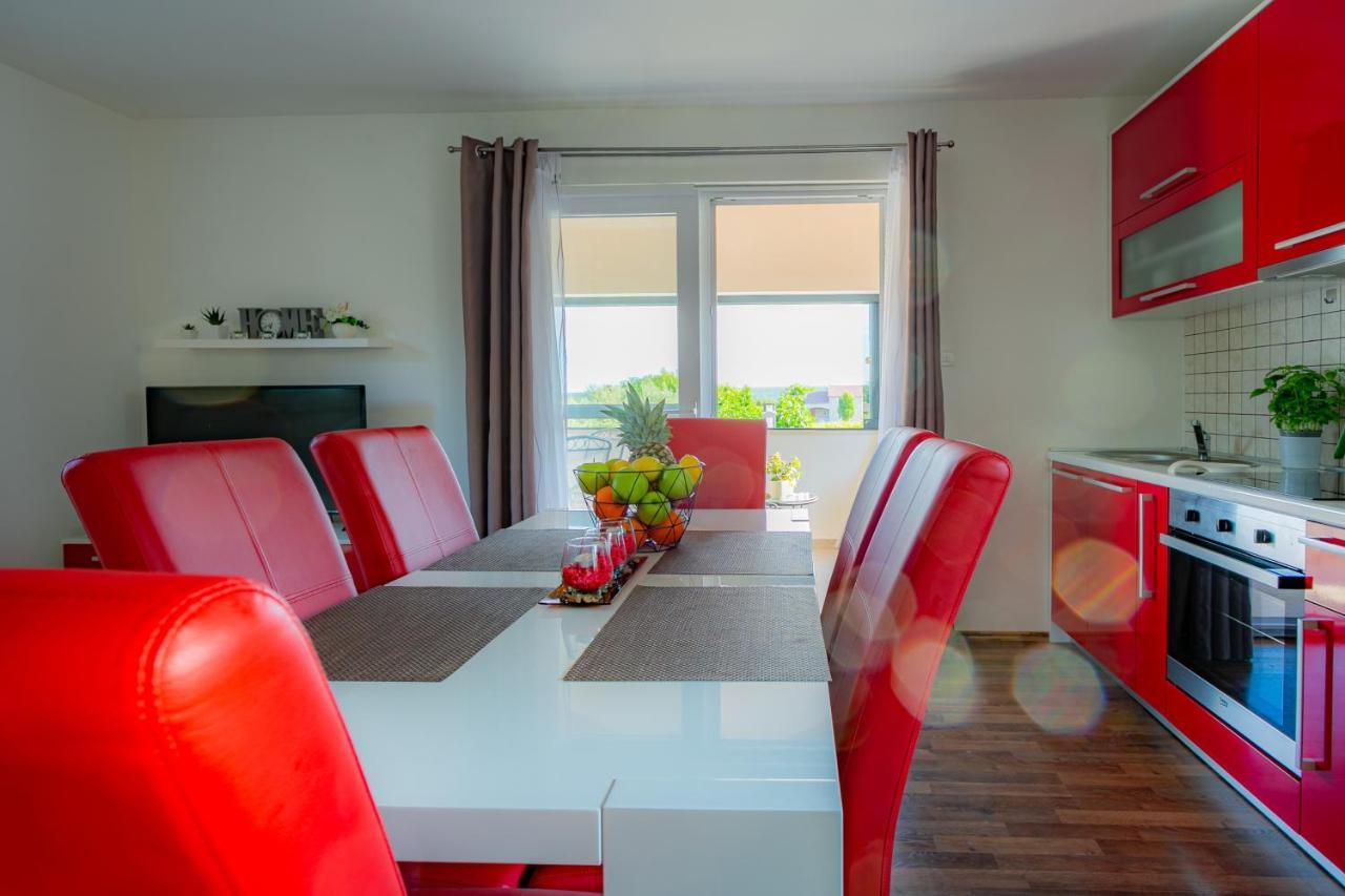 Villa Lorema-Pet Friendly On 5000 Sqm Garden,Pool, Jacuzzi, Billiard&Ps5 Sveti Filip i Jakov Exterior photo