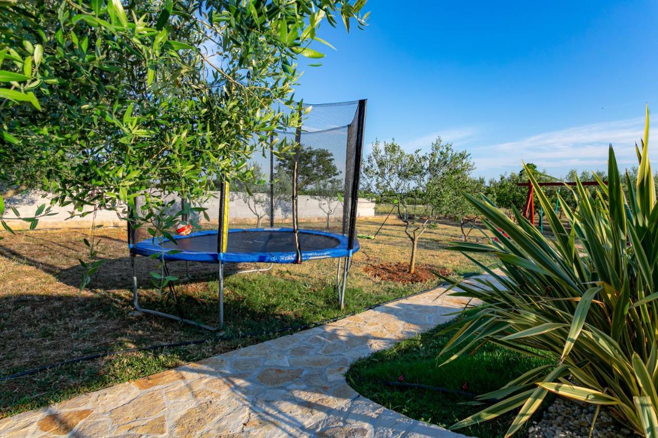 Villa Lorema-Pet Friendly On 5000 Sqm Garden,Pool, Jacuzzi, Billiard&Ps5 Sveti Filip i Jakov Exterior photo