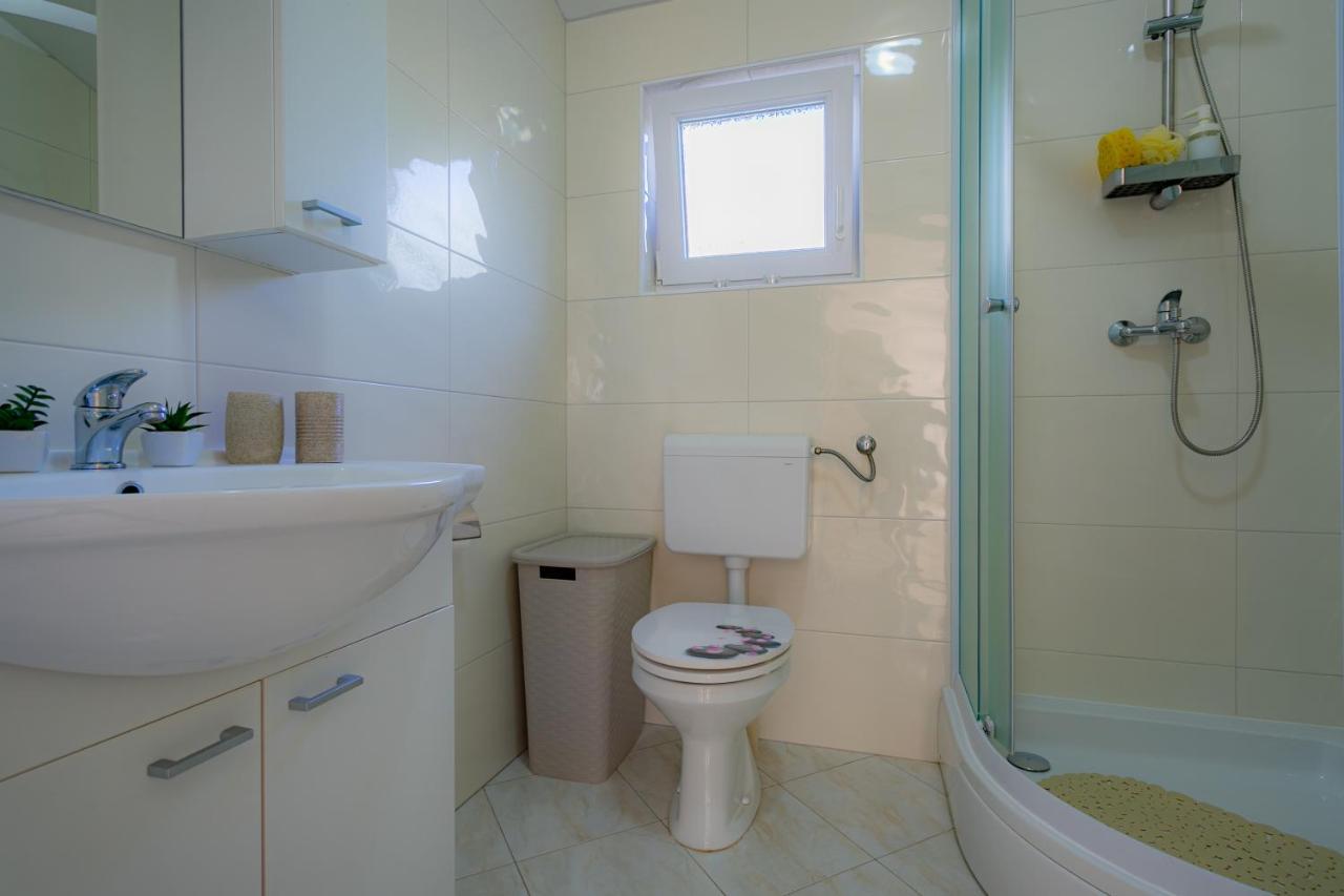 Villa Lorema-Pet Friendly On 5000 Sqm Garden,Pool, Jacuzzi, Billiard&Ps5 Sveti Filip i Jakov Exterior photo