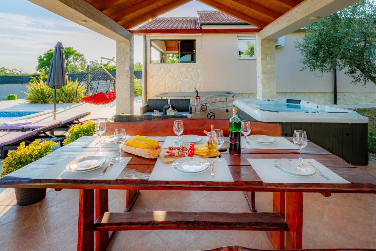 Villa Lorema-Pet Friendly On 5000 Sqm Garden,Pool, Jacuzzi, Billiard&Ps5 Sveti Filip i Jakov Exterior photo
