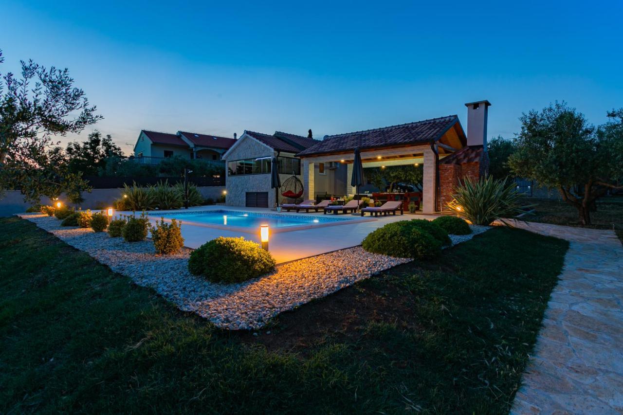 Villa Lorema-Pet Friendly On 5000 Sqm Garden,Pool, Jacuzzi, Billiard&Ps5 Sveti Filip i Jakov Exterior photo