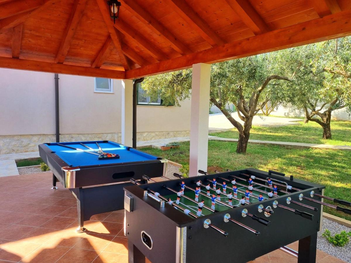 Villa Lorema-Pet Friendly On 5000 Sqm Garden,Pool, Jacuzzi, Billiard&Ps5 Sveti Filip i Jakov Exterior photo