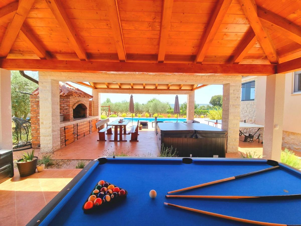Villa Lorema-Pet Friendly On 5000 Sqm Garden,Pool, Jacuzzi, Billiard&Ps5 Sveti Filip i Jakov Exterior photo